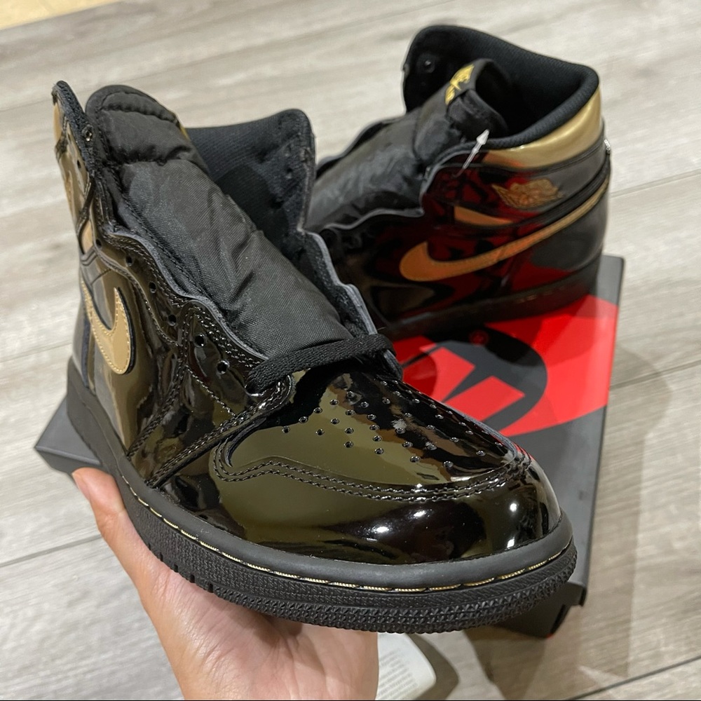 Air Jordan 1 Retro High OG Metallic Gold Black - Picture 2 of 9